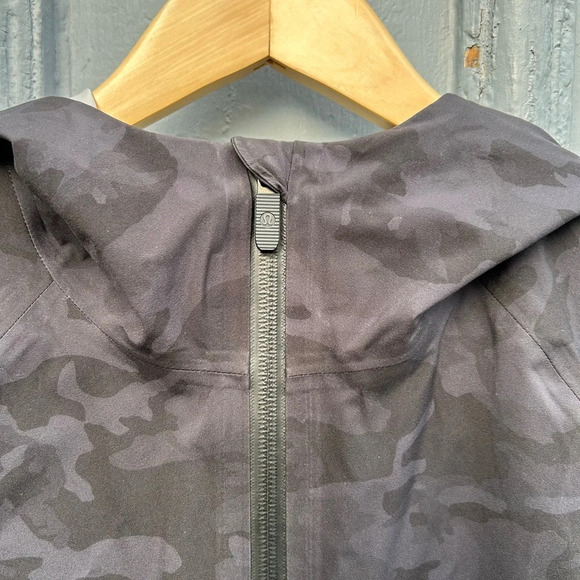Lululemon The Rain Is Calling Jacket, size 6 - Picture 8 of 16